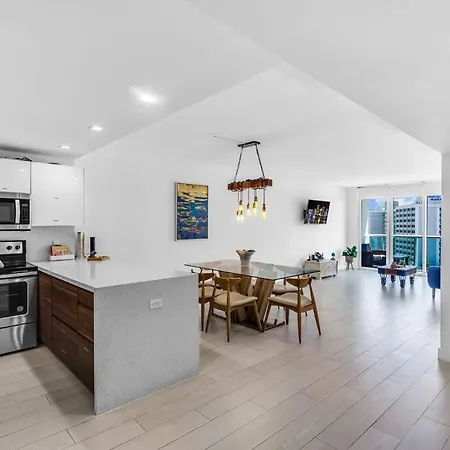 Sunny Isles 2 Bedrooms With Ocean View, 1 Block From The Beach